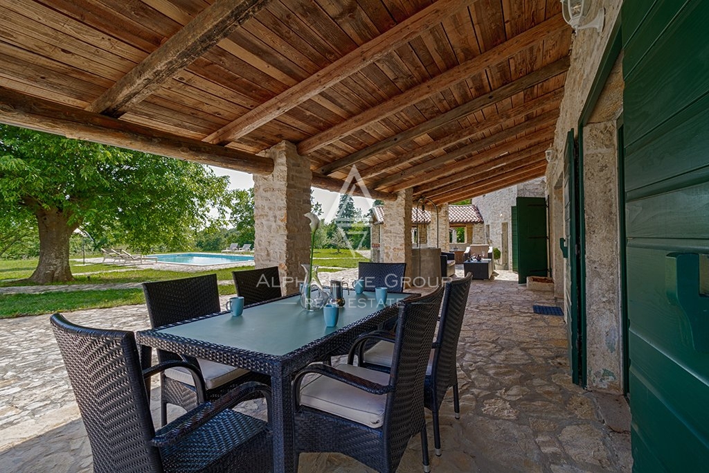 Bella villa istriana in pietra con piscina in un ampio giardino, Barban, ISTRIA