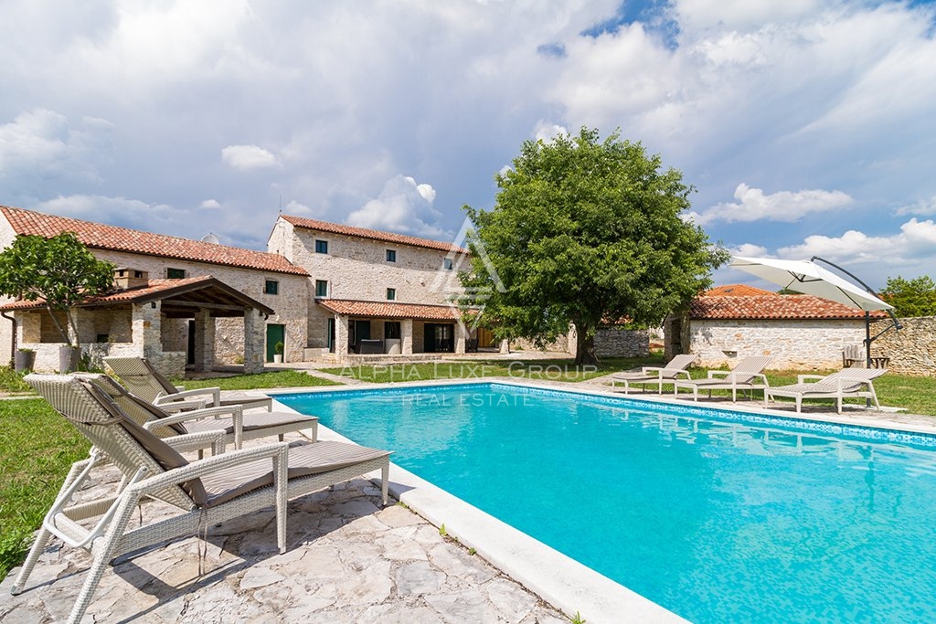 Bella villa istriana in pietra con piscina in un ampio giardino, Barban, ISTRIA