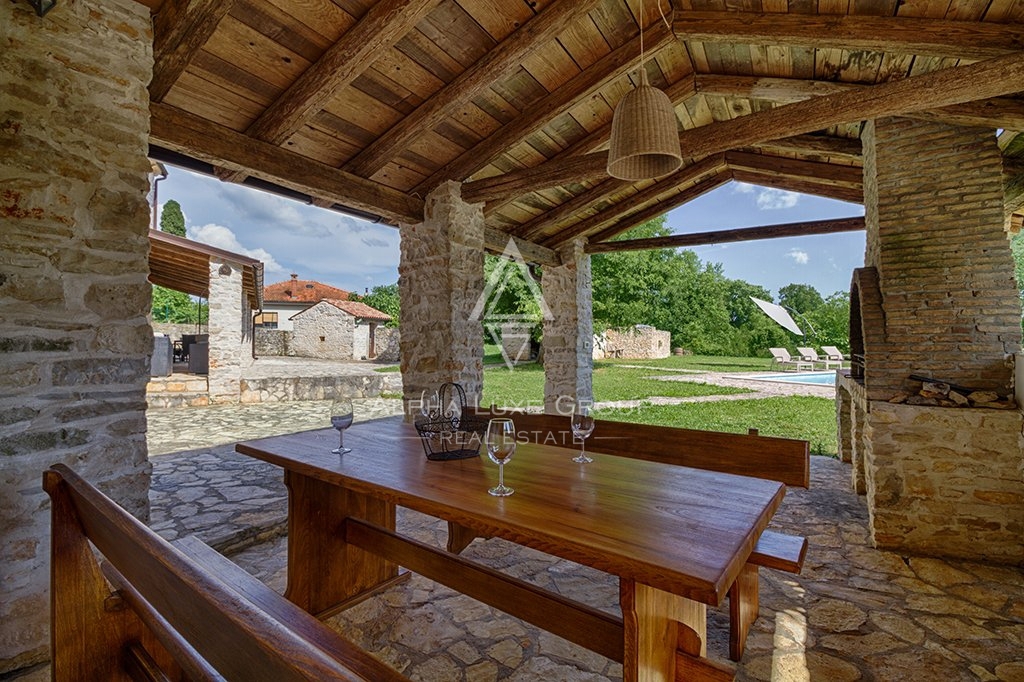 Bella villa istriana in pietra con piscina in un ampio giardino, Barban, ISTRIA