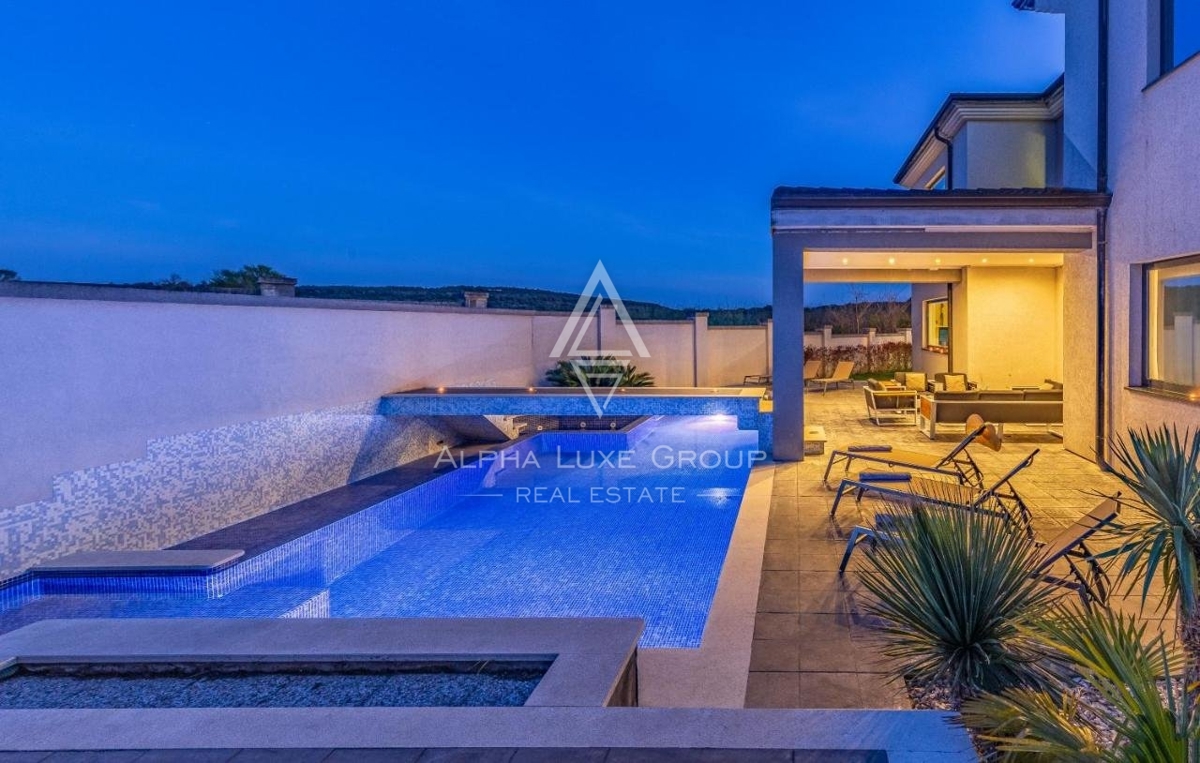 Villa esclusiva su un bellissimo giardino a 300 m dal mare, Medolino ISTRIA