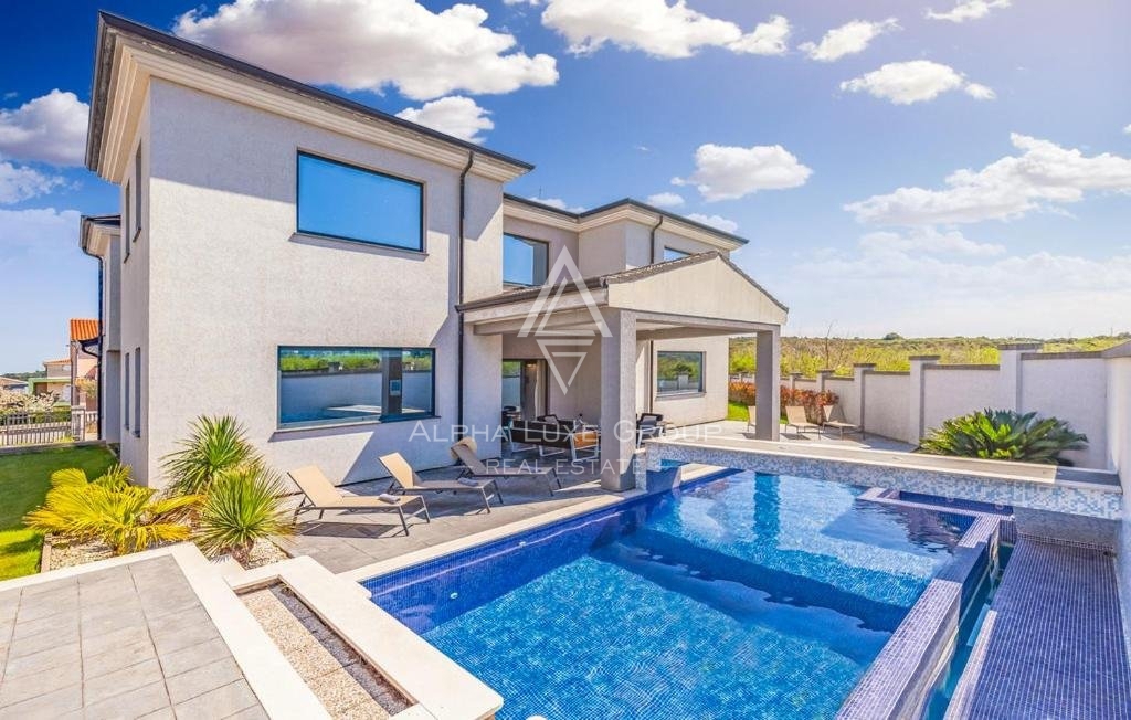 Villa esclusiva su un bellissimo giardino a 300 m dal mare, Medolino ISTRIA