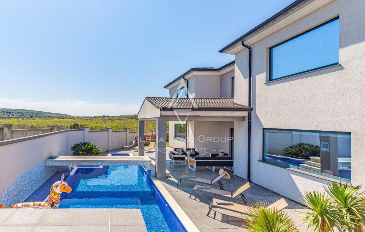 Villa esclusiva su un bellissimo giardino a 300 m dal mare, Medolino ISTRIA