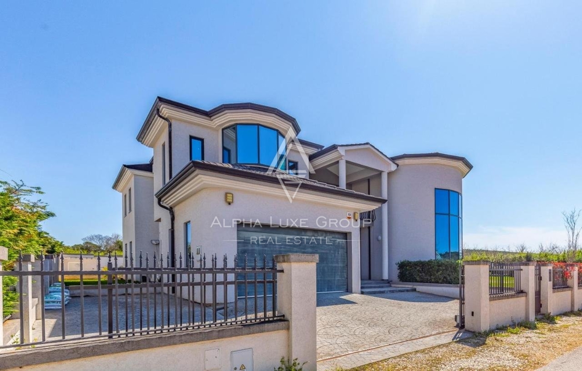 Villa esclusiva su un bellissimo giardino a 300 m dal mare, Medolino ISTRIA