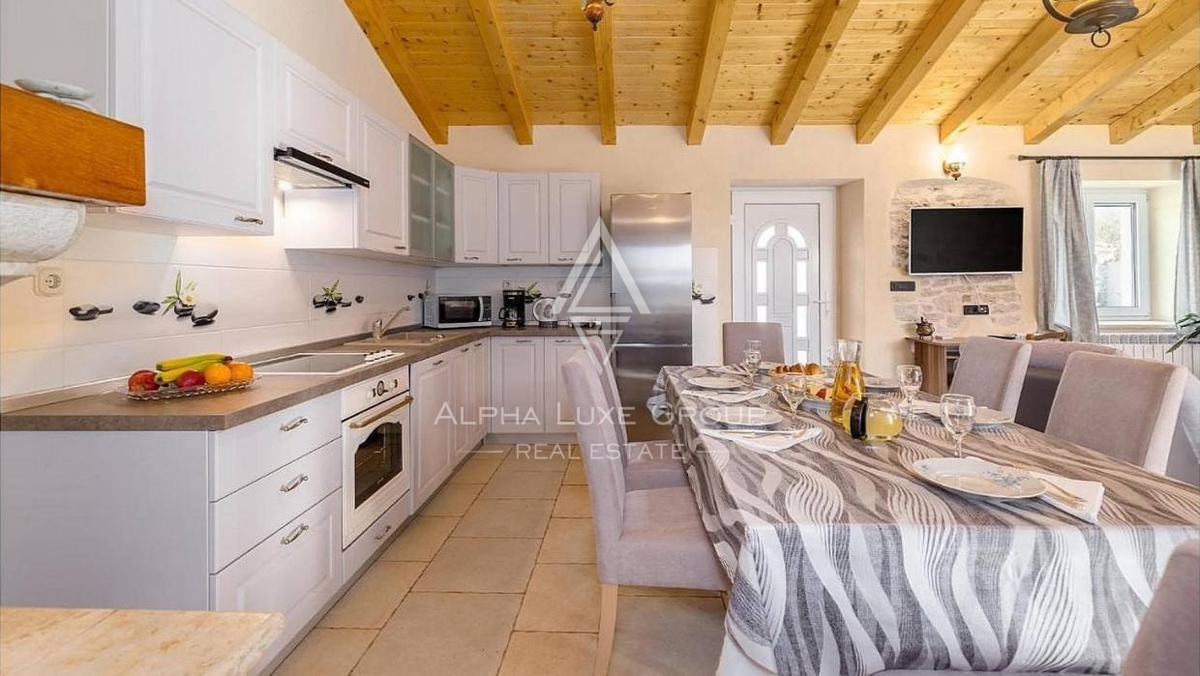 Bella casa indigena in pietra, Istria, Parenzo