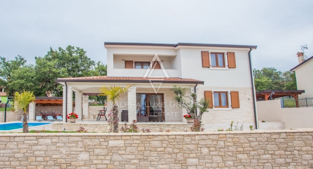 Villa con piscina, posizione tranquilla, vicino a Parenzo.