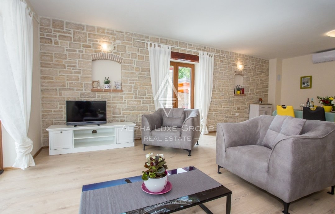 Villa con piscina, posizione tranquilla, vicino a Parenzo.