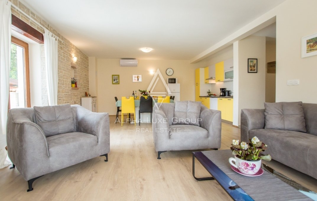 Villa con piscina, posizione tranquilla, vicino a Parenzo.