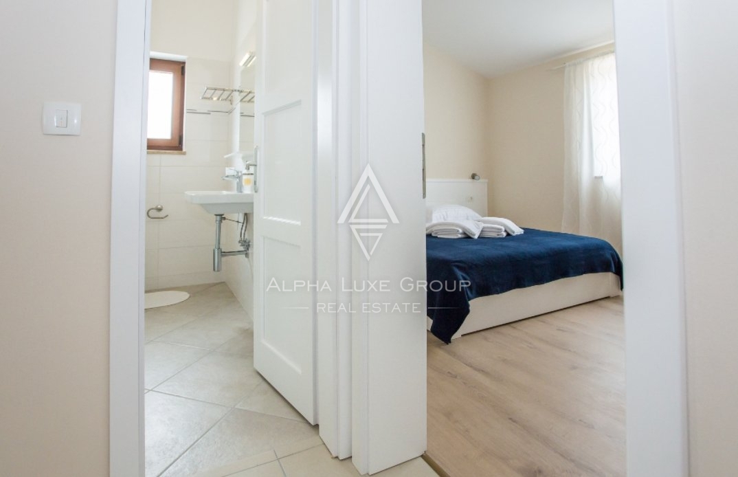 Villa con piscina, posizione tranquilla, vicino a Parenzo.
