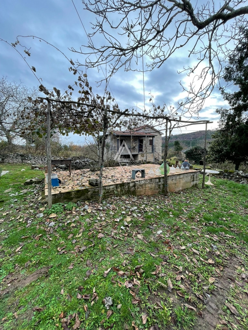 Istria, Oprtalj – Case in pietra con ampio terreno