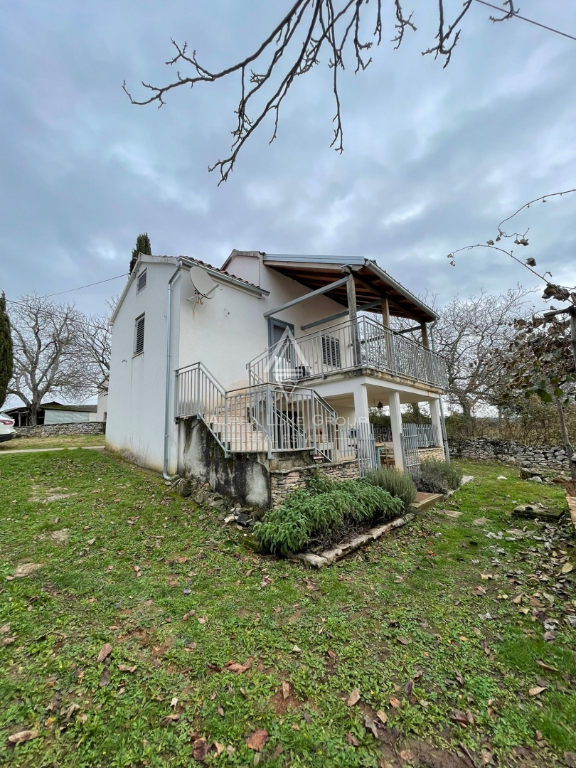 Istria, Oprtalj – Case in pietra con ampio terreno