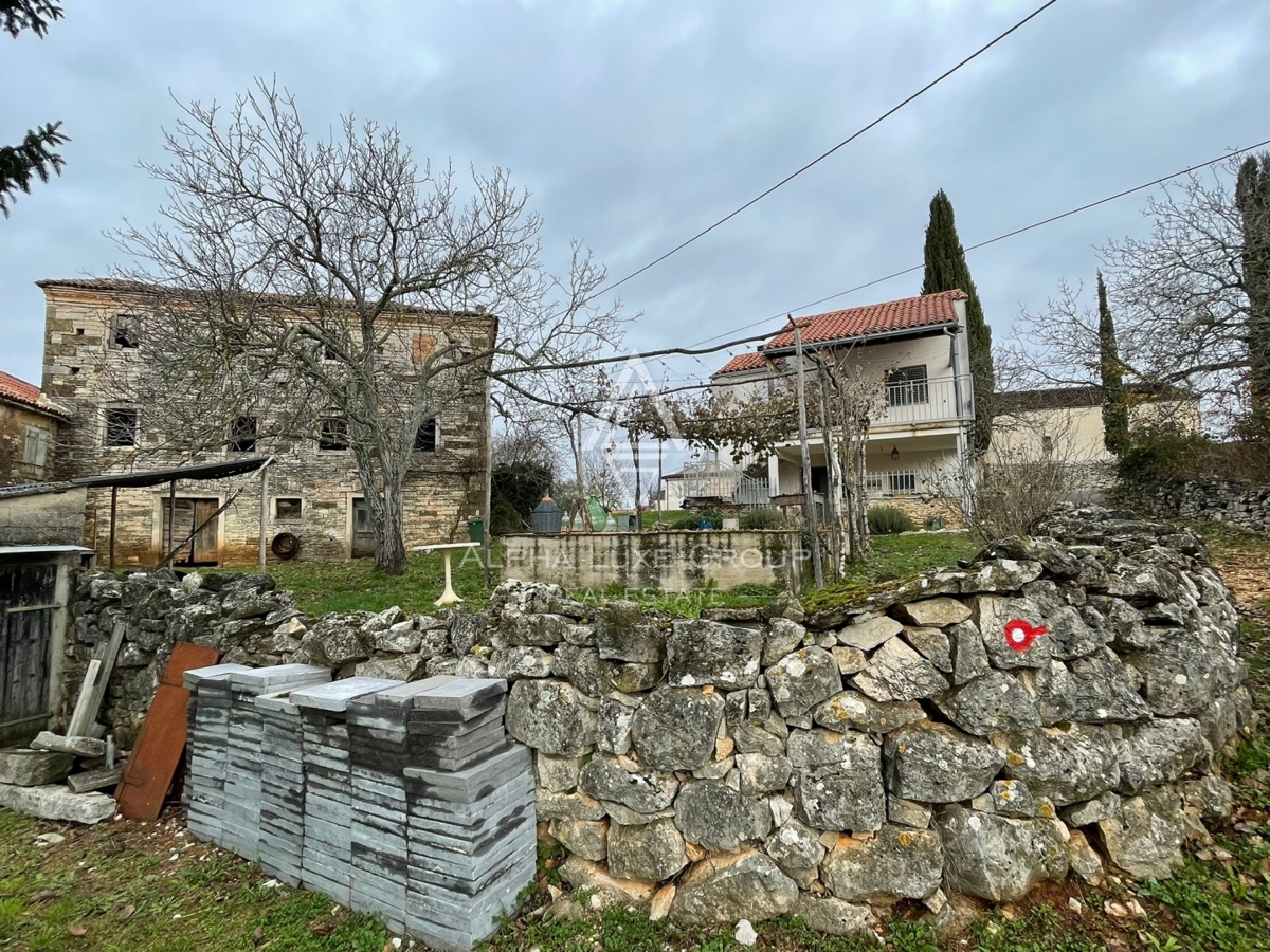 Istria, Oprtalj – Case in pietra con ampio terreno