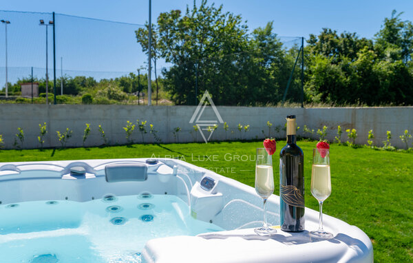 Istria, Labin: Casa moderna con piscina e tennis