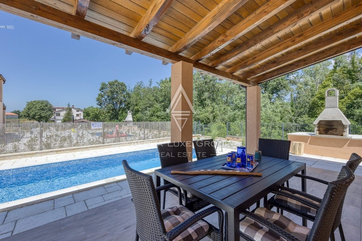 Poreč: Eccezionale coppia di duplex con piscine private in vendita