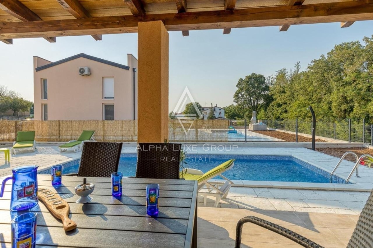 Poreč: Eccezionale coppia di duplex con piscine private in vendita