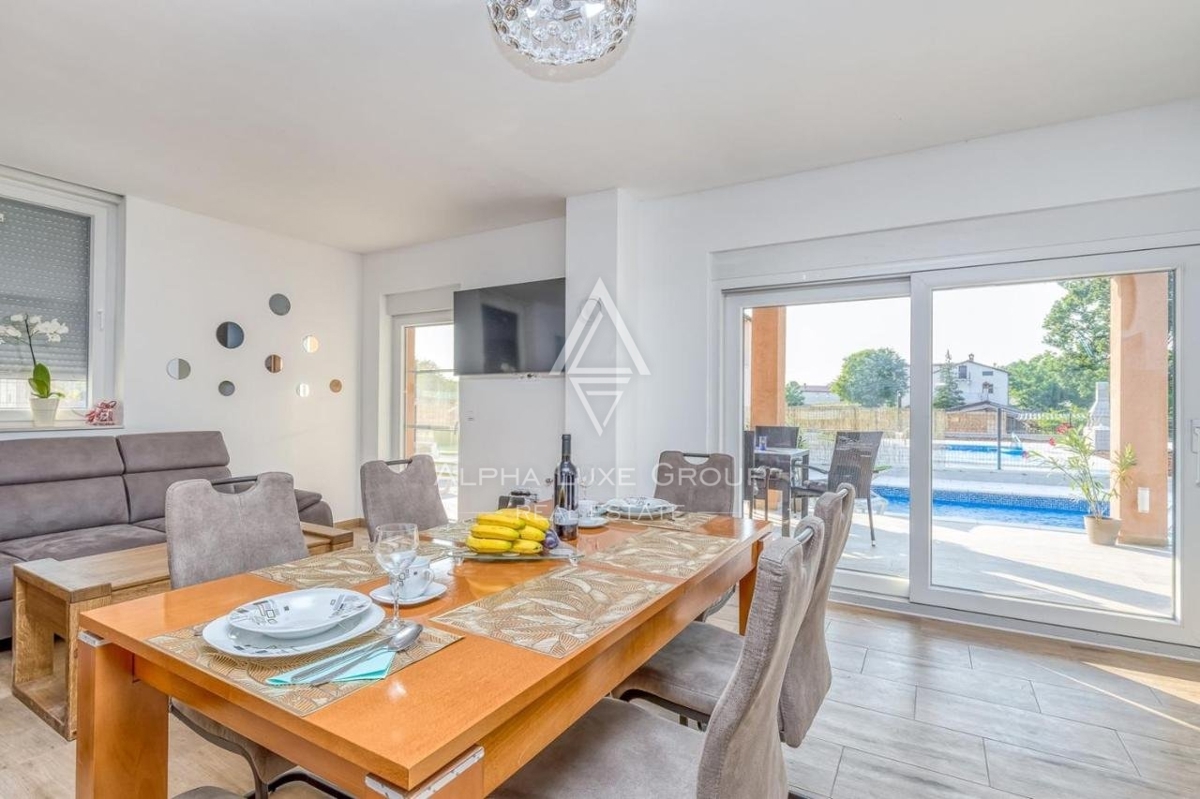Poreč: Eccezionale coppia di duplex con piscine private in vendita