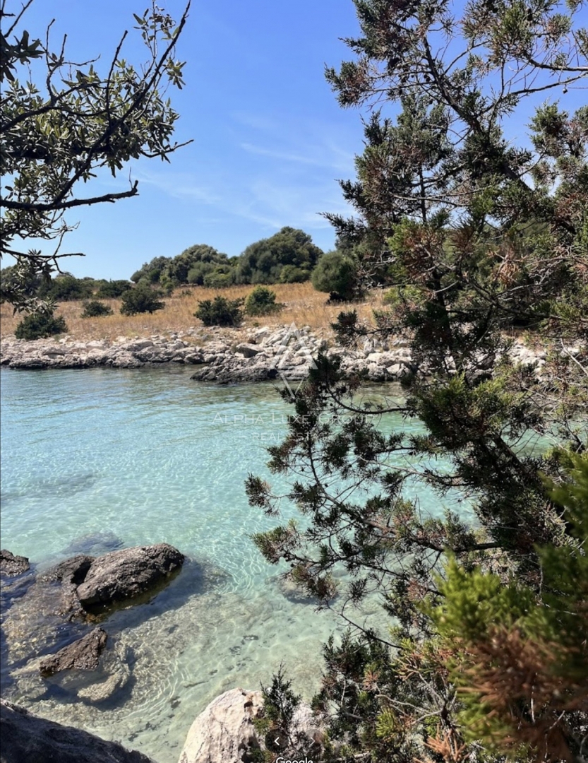 Novalja, Pag - Affascinante terreno con struttura legalizzata vicino al mare