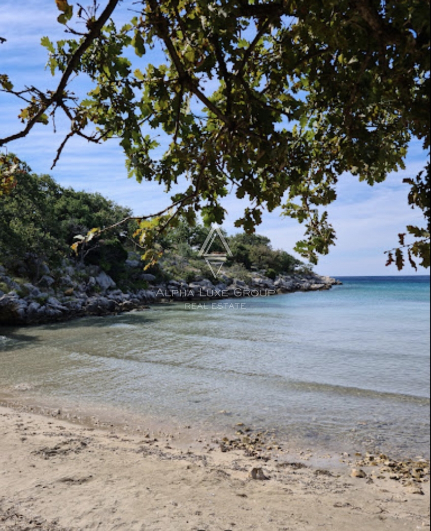Novalja, Pag - Affascinante terreno con struttura legalizzata vicino al mare