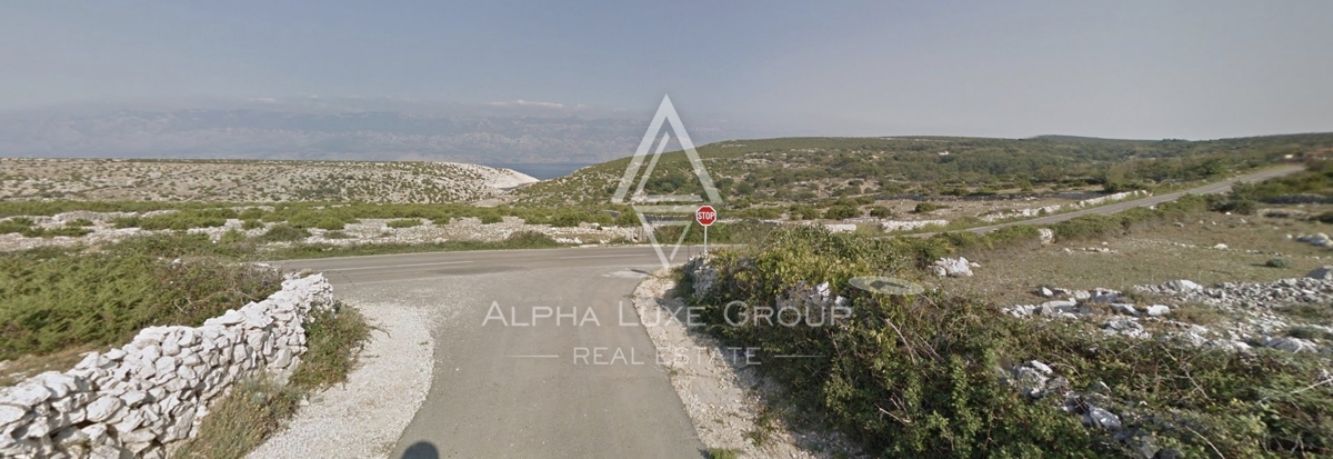 Novalja, Pag - Affascinante terreno con struttura legalizzata vicino al mare