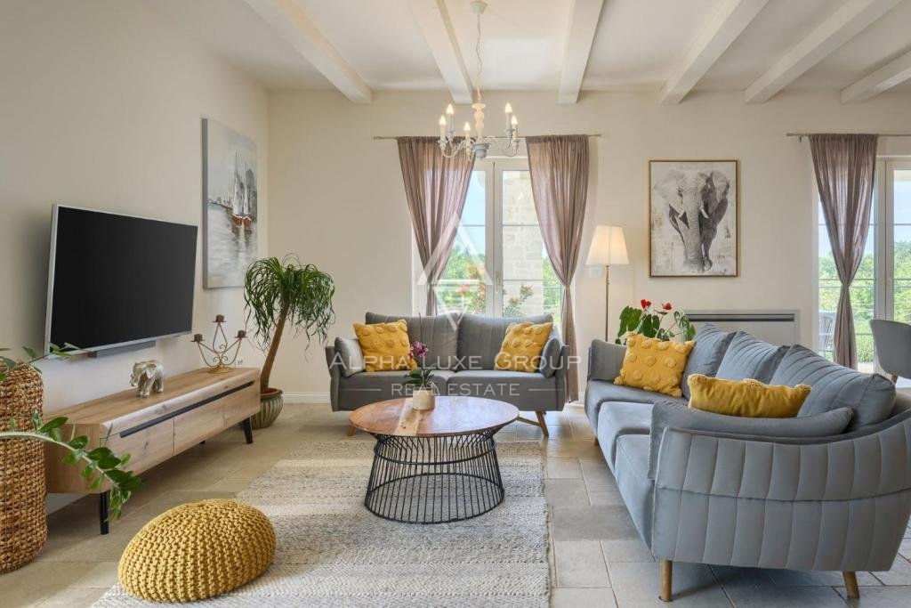 Vicinanze di Poreč: Incantevole villa in pietra con eleganza moderna
