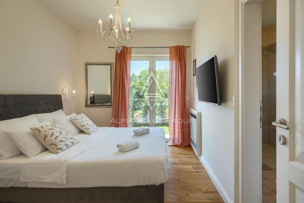 Vicinanze di Poreč: Incantevole villa in pietra con eleganza moderna