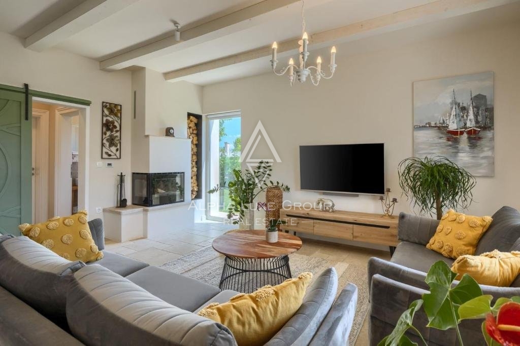 Vicinanze di Poreč: Incantevole villa in pietra con eleganza moderna