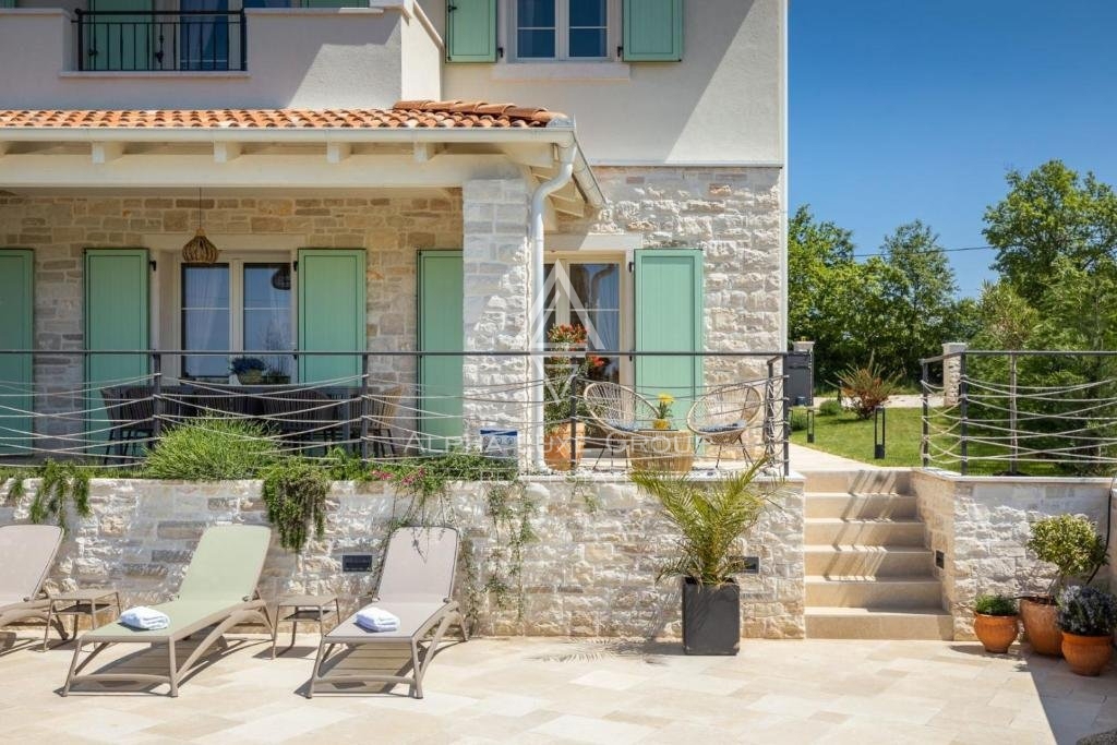 Vicinanze di Poreč: Incantevole villa in pietra con eleganza moderna