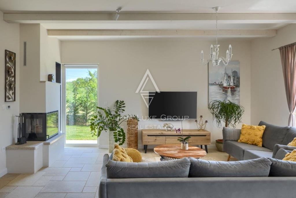 Vicinanze di Poreč: Incantevole villa in pietra con eleganza moderna