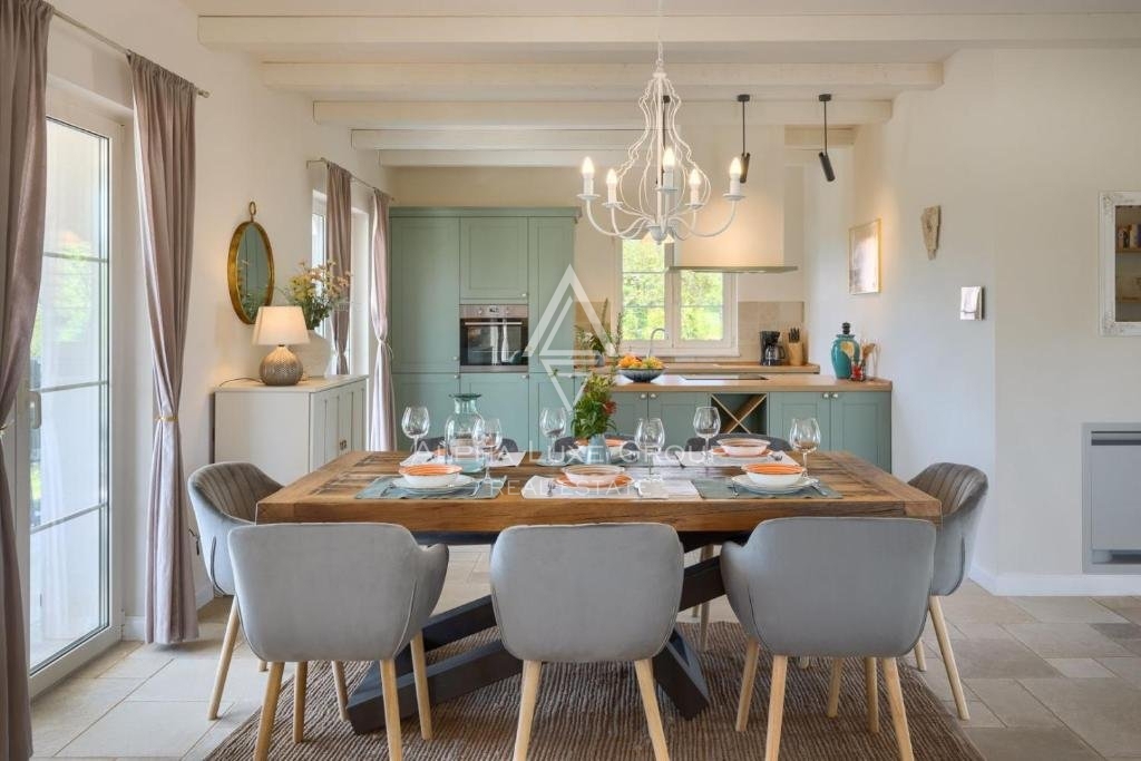 Vicinanze di Poreč: Incantevole villa in pietra con eleganza moderna