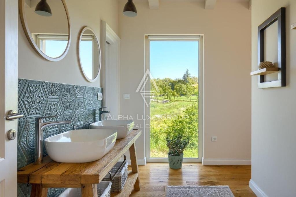 Vicinanze di Poreč: Incantevole villa in pietra con eleganza moderna