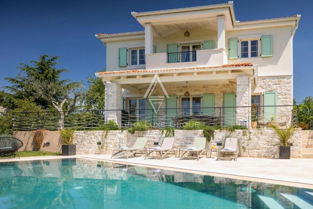Vicinanze di Poreč: Incantevole villa in pietra con eleganza moderna
