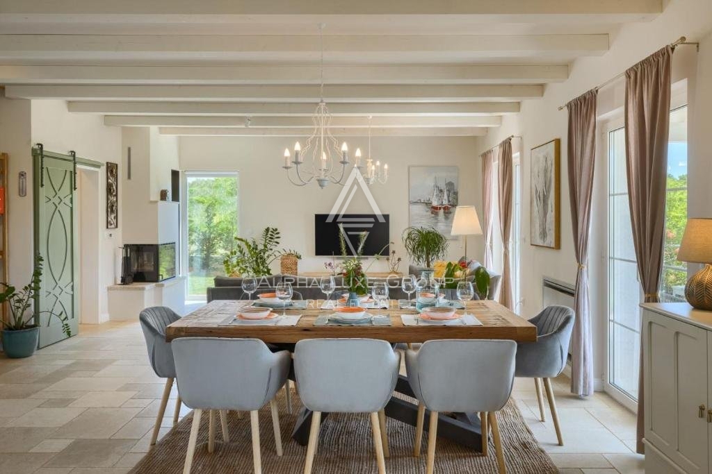 Vicinanze di Poreč: Incantevole villa in pietra con eleganza moderna