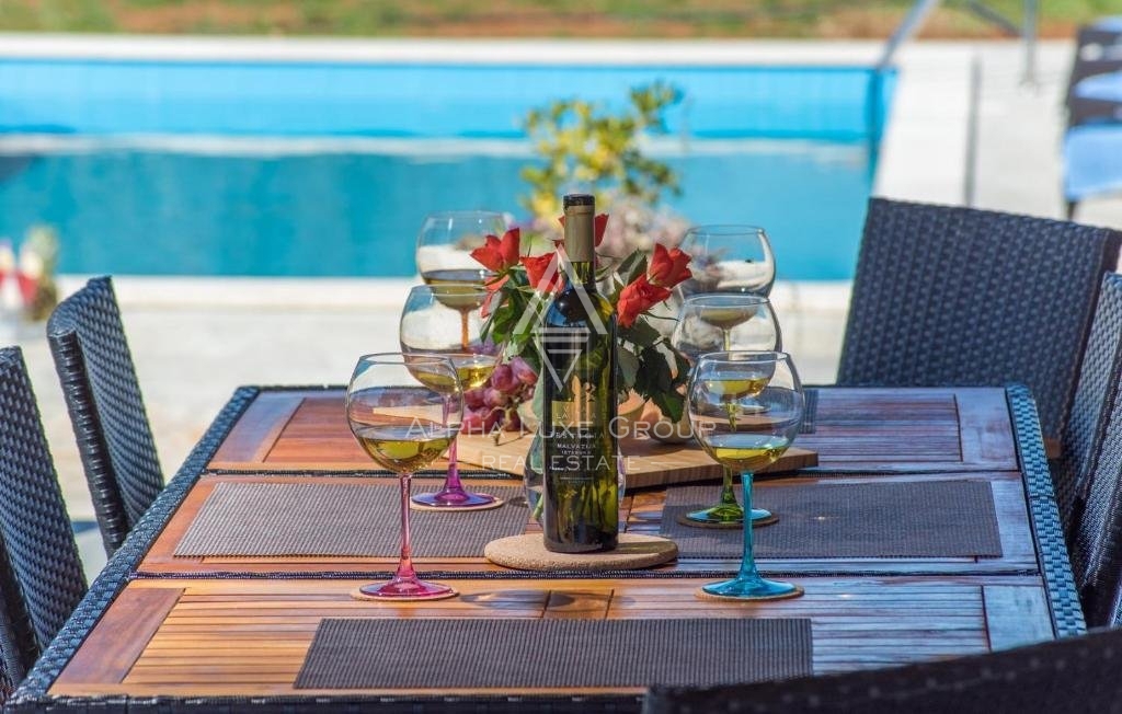 Villa in pietra modernizzata a Lovreč, Istria: Un'oasi di serenità dal fascino tradizionale