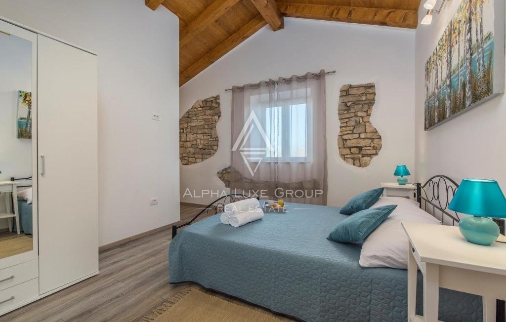 Villa in pietra modernizzata a Lovreč, Istria: Un'oasi di serenità dal fascino tradizionale