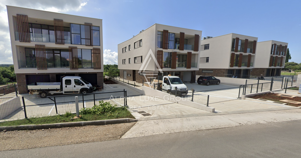 Rovinj, Istria: Moderno duplex con giardino e garage