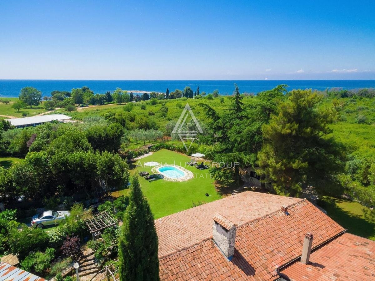 Bella proprietà con una casa e tre bungalow, a 250 m dal mare, Umago, ISTRIA