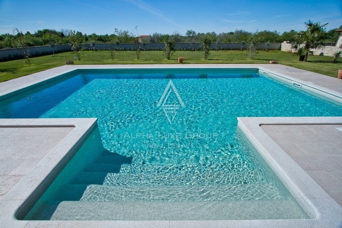 Istria, Svetvinčenat: Stupenda villa con ampio giardino