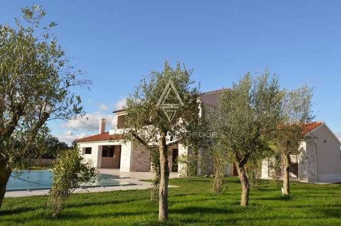 Istria, Svetvinčenat: Stupenda villa con ampio giardino