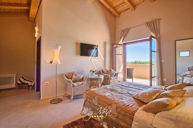 Istria, Svetvinčenat: Stupenda villa con ampio giardino