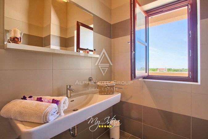 Istria, Svetvinčenat: Stupenda villa con ampio giardino