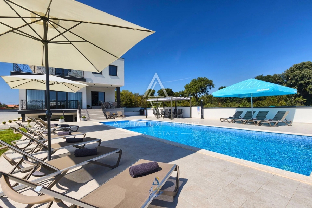 Villa di lusso con piscina e ampio giardino, Pola, Istria