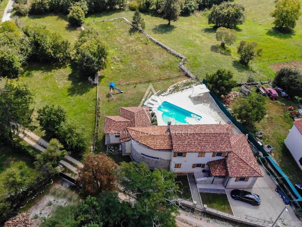 Villa con piscina, posizione tranquilla, Gimino.