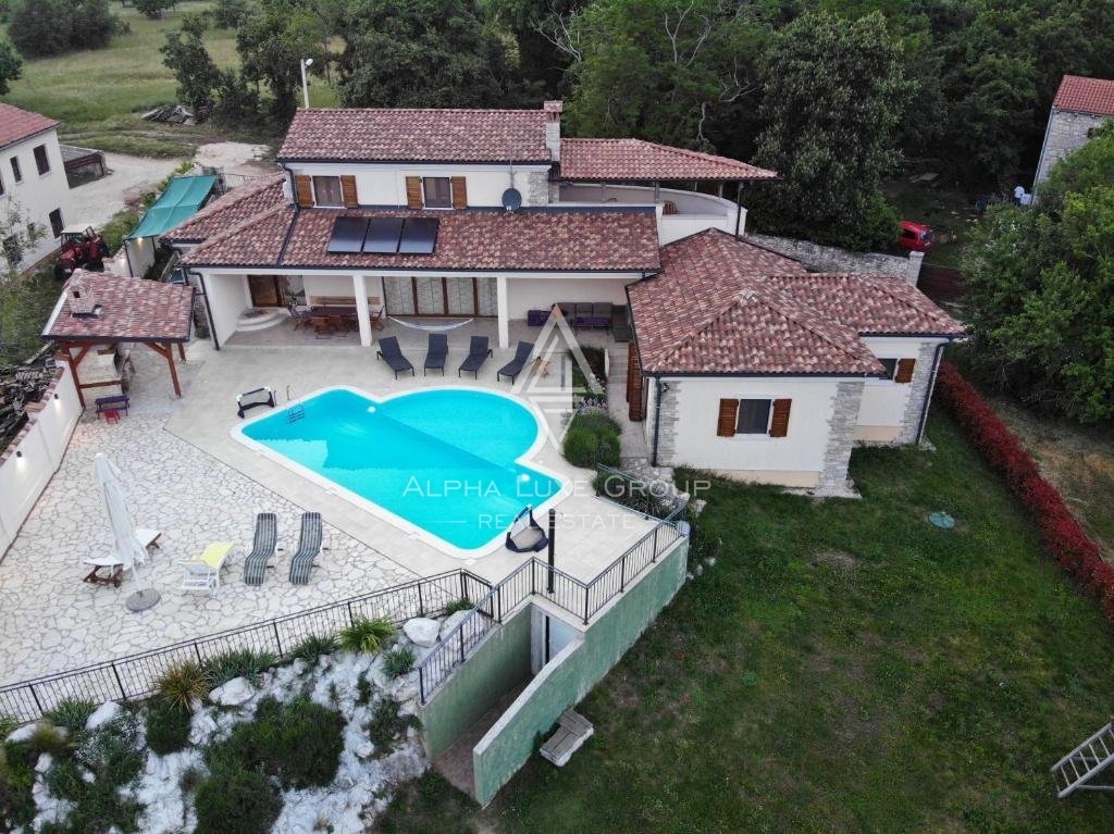 Villa con piscina, posizione tranquilla, Gimino.