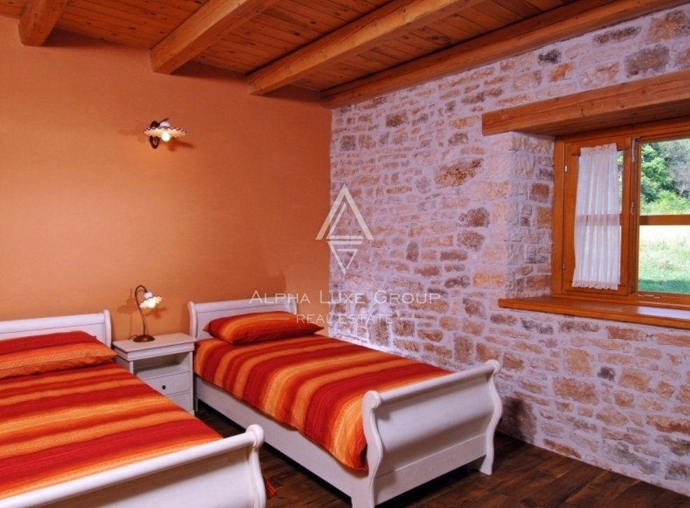 Villa in pietra d'Istria, Villa con piscina, zona di Parenzo.