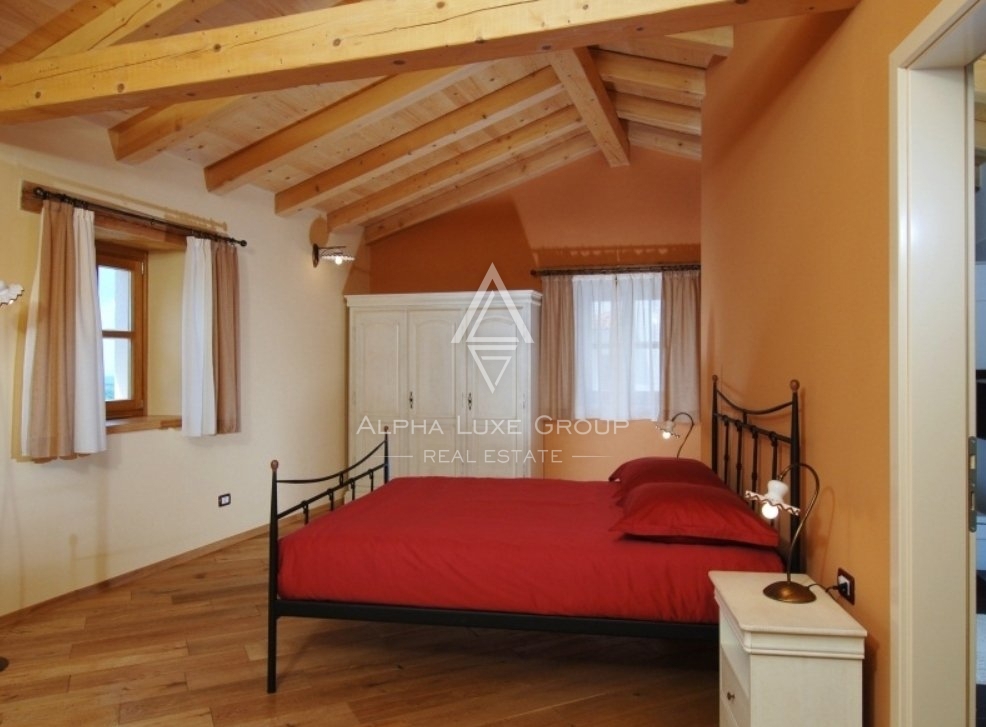 Villa in pietra d'Istria, Villa con piscina, zona di Parenzo.