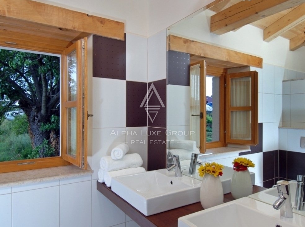 Villa in pietra d'Istria, Villa con piscina, zona di Parenzo.