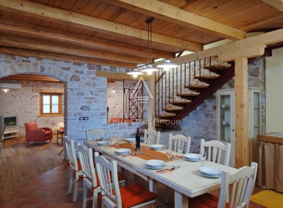 Villa in pietra d'Istria, Villa con piscina, zona di Parenzo.