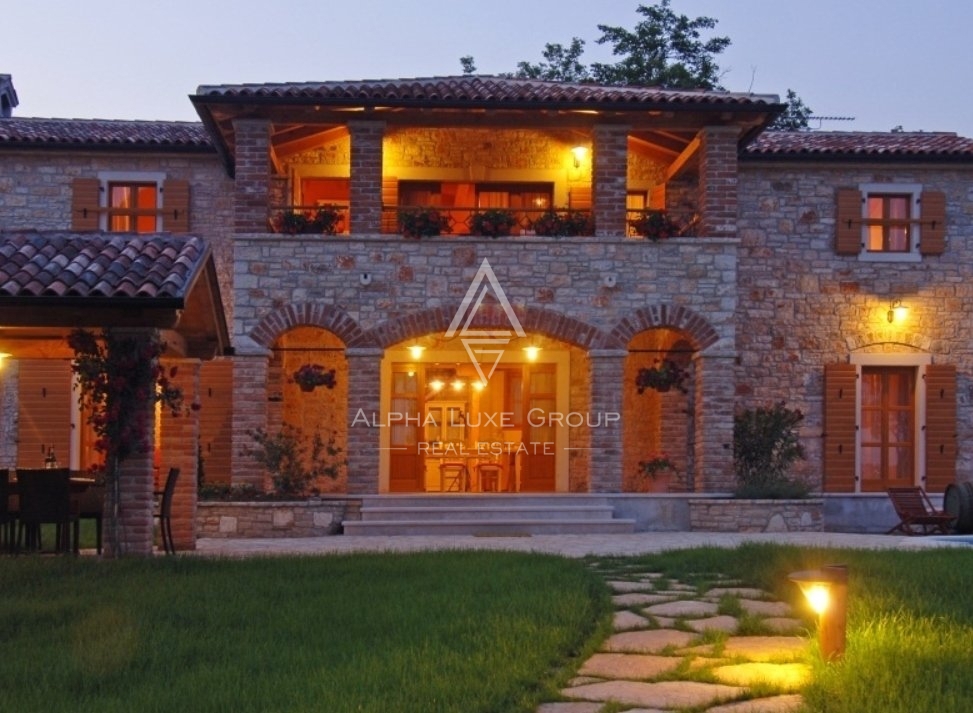 Villa in pietra d'Istria, Villa con piscina, zona di Parenzo.