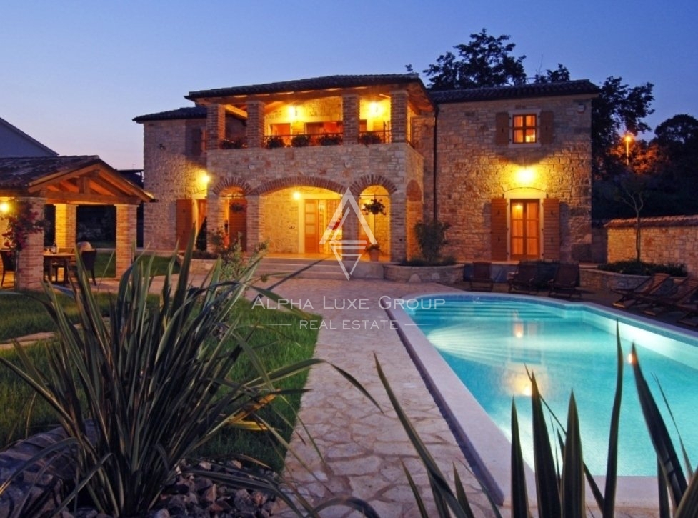 Villa in pietra d'Istria, Villa con piscina, zona di Parenzo.