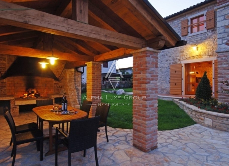 Villa in pietra d'Istria, Villa con piscina, zona di Parenzo.