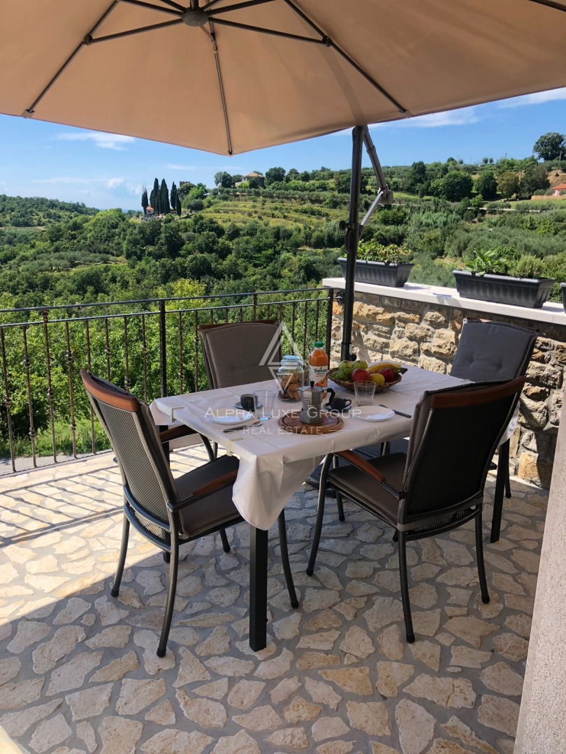 Buje, Istria – Casa in pietra ristrutturata con vista aperta